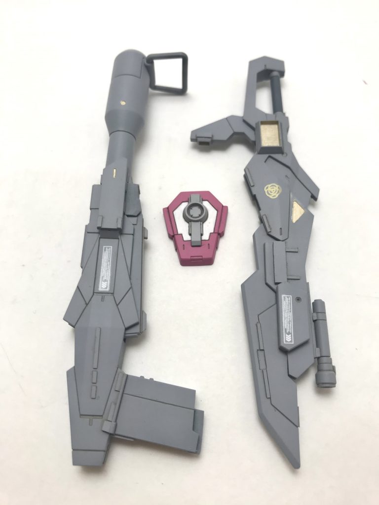 武器はスカイの物を元にそれっぽく。剣があるのでアメイジング寄りですね。剣と本体にも薔薇のマーキングをしましたが、これはもちろん名人登場の場面からの連想です。盾は……頑張りはしました。当時の子供の工作力の高さに驚きを隠せません！笑