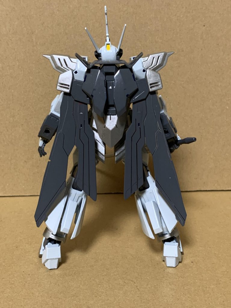 [解説]第七世代機兵シュヴァリエルのフラタニティ・フレームをベースとしてテレーゼ専用に建造したワンオフの魔装兵。同じ魔装兵であるシュヴァリエル・マーキュリウスの設計を参考に魔装兵化の改装を施している。その為、ブラッドグレイルの配置がマーキュリウスと類似している。さらにコールテンペスト発動時のブースト及び機体への負荷対応の為、機体各所に雷属性のミスライト鋼を使用している。特に関節部にミスライト鋼のパーツを使用した結果、コールテンペスト発動時の電荷状態では関節部のパーツ同士が電磁石の要領で磁力反発を起こして摩擦が極端に減る。その結果、機体の反応速度は従来の機体とは比較にならない程の向上を見せる。