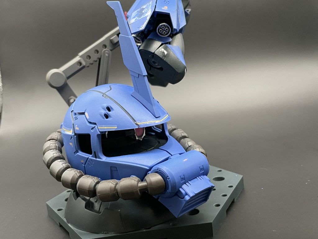 ガチャのザクヘッドをスタンドにつけました( ´ ꒳ ` )ノヘッドスタンドみたいな感じにしてみました(≧▽≦)ゞ