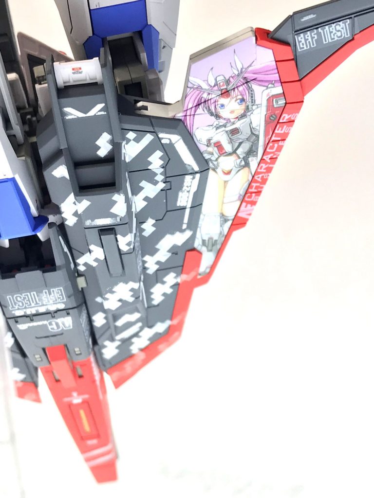 担当テストパイロットは2名体制、Kou URAKI少尉(妻の浮気症に何度も耐えたベテランパイロット)とChack KEITH少尉(妻の尻に敷かれ何度も圧死の危機から生還したベテランパイロット)である。