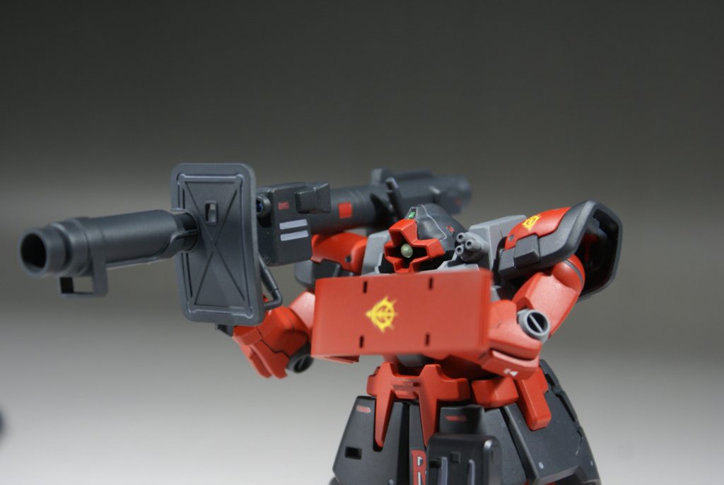 シールドをORIGIN版ザクから拝借。また、胸部にバルカンを模したガトリングを取り付けました。