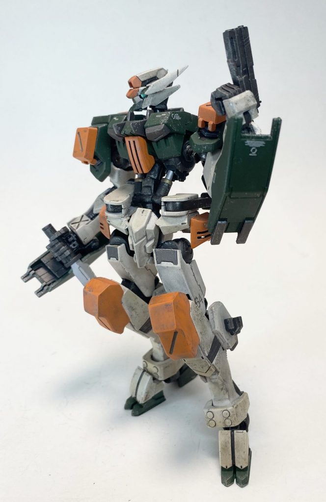 バックパックを外した軽装モード。印象が結構変わるのではないでしょうか。こうしてみるとバスターガンダムと鉄華団員のカラーリングってよく似てるんですよね。