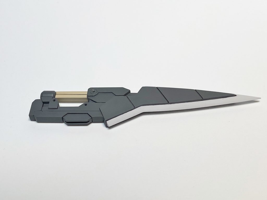 GNクナイはプラ板積層で作成し、腕には磁石で接続。刀身にも磁石を埋め込み、収納時は磁力で固定。ビームニードルも接続できるよう作っているので、刀身は気が向いたら用意します。