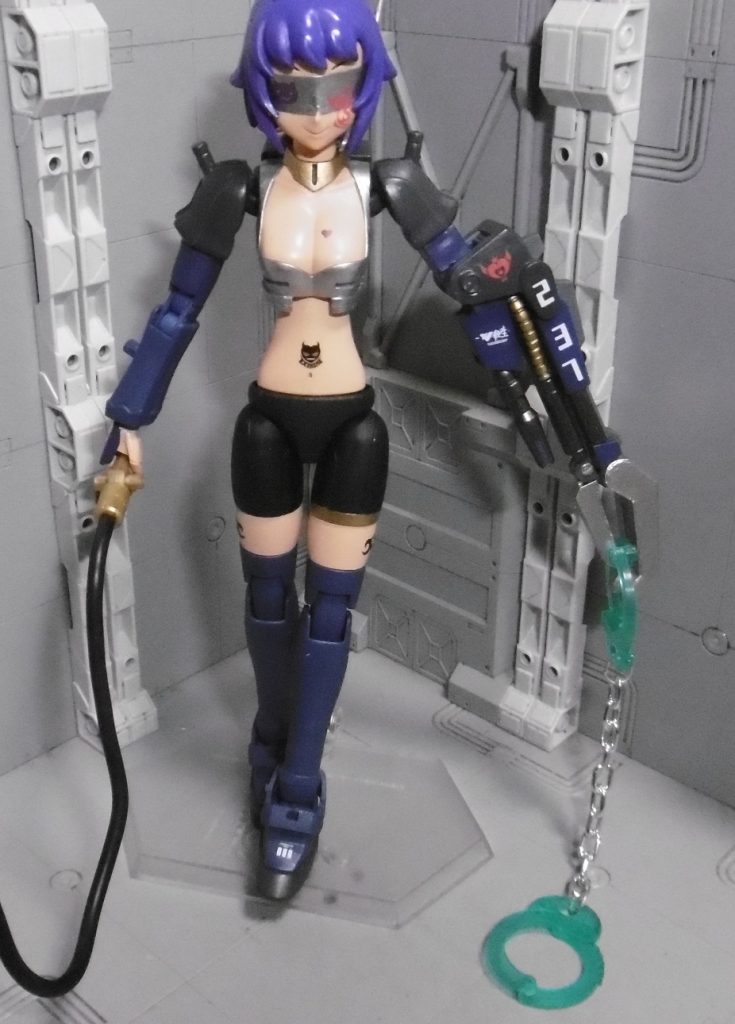 義手化&恥じらいを捨てて はいぱー化 するとかしないとか。リード線の先には一応「一般向け」のあるモノを付けていますが、ビジュアル的に危険そうなため編集でカット。『ういにんぐふみな』をベースにする方が全身塗装映えこそするものの、関節パーツは塗装できない素材(PC製)なので、部分的な露出であっても『すーぱーふみな』の方が塗装で遊べると思いました。余談ですけど、これらの写真は「フォロワーさん減りそうだな…」と思いながら撮っていました。真夜中のテンションってコワイですねぇ