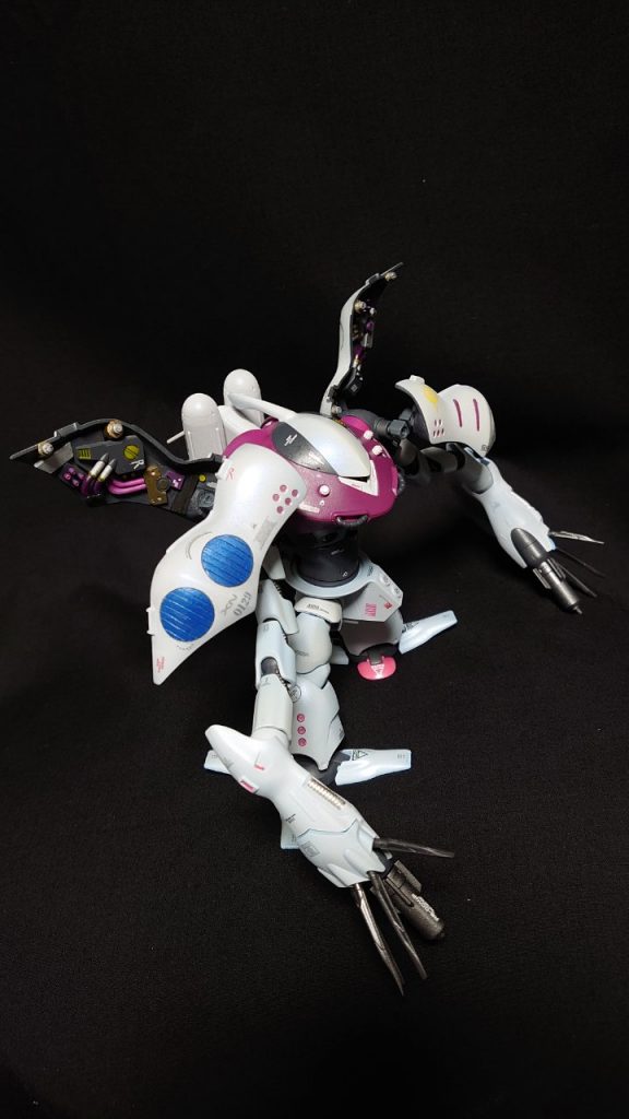 この角度で見た時の仕上がりを一番意識しました。ハイゴッグらしさを残しつつ、キュベレイっぽさを出すのがコンセプトでしたが、パーツを使えば使うほど、これじゃない感が出てきて、改めてハイゴッグのかっこよさを認識させられました。結局、使ったパーツはハイゴッグの顔につけているパイプ、後頭部と、背中のファンネル、胴体、羽の内側を一部切り取って流用したのみです。