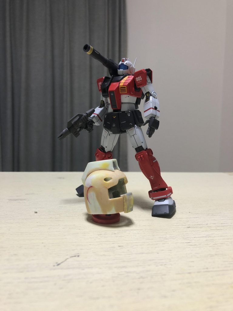 やっぱり頭部の改造が一番大変でした。ガンダムの頭部をベースに整形しています。 この後、耳の円形パーツをジャンクから流用しました。