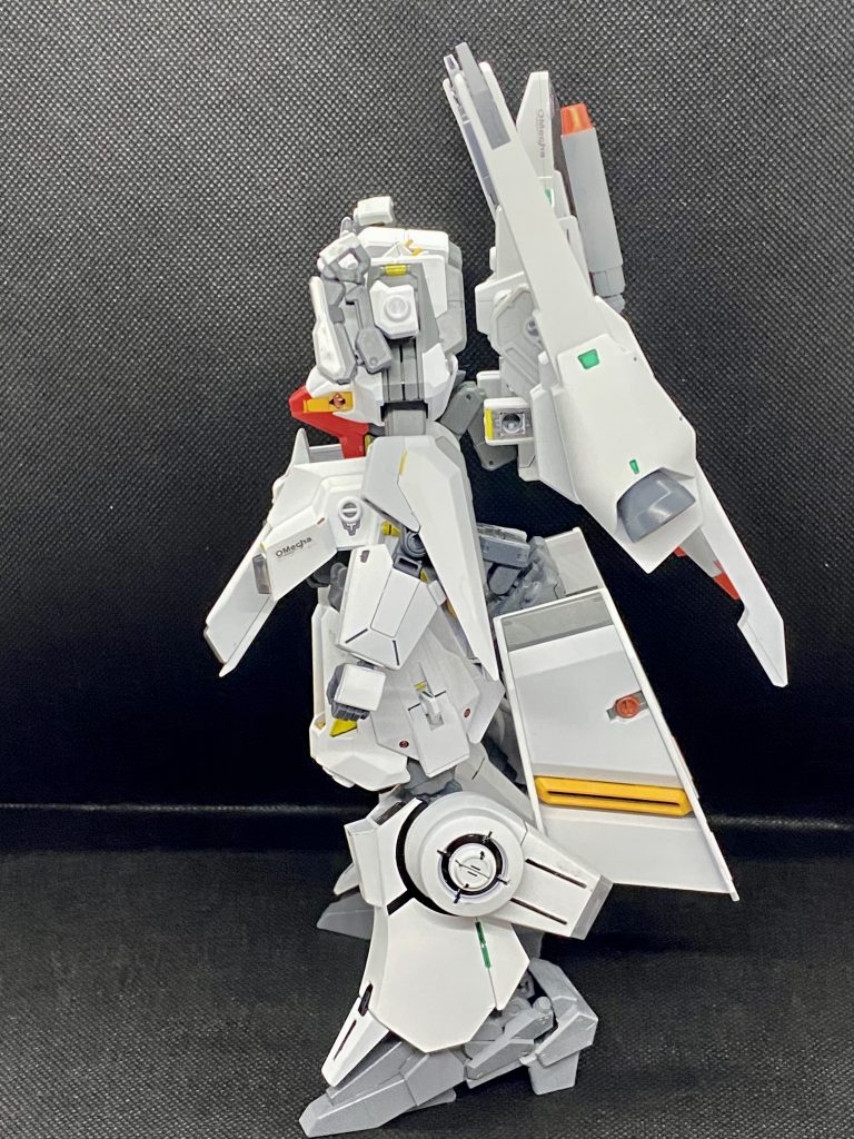 腕はウーンドウォートのものからドーベンウルフへ換装。取り外しがきくのでサイコミュハンドとしてもディスプレイ可能です。肩のヒトマルモールドはピンバイスで3ミリ穴を開け、ウーンドウォートの腕をサブアームとして取り付けました。