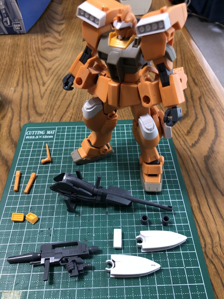 順番が逆になってしまいましたが、接着剤でパーツを接着し、合わせ目を消して仮組みした状態です。最近のキットなので合わせ目は楽でした。