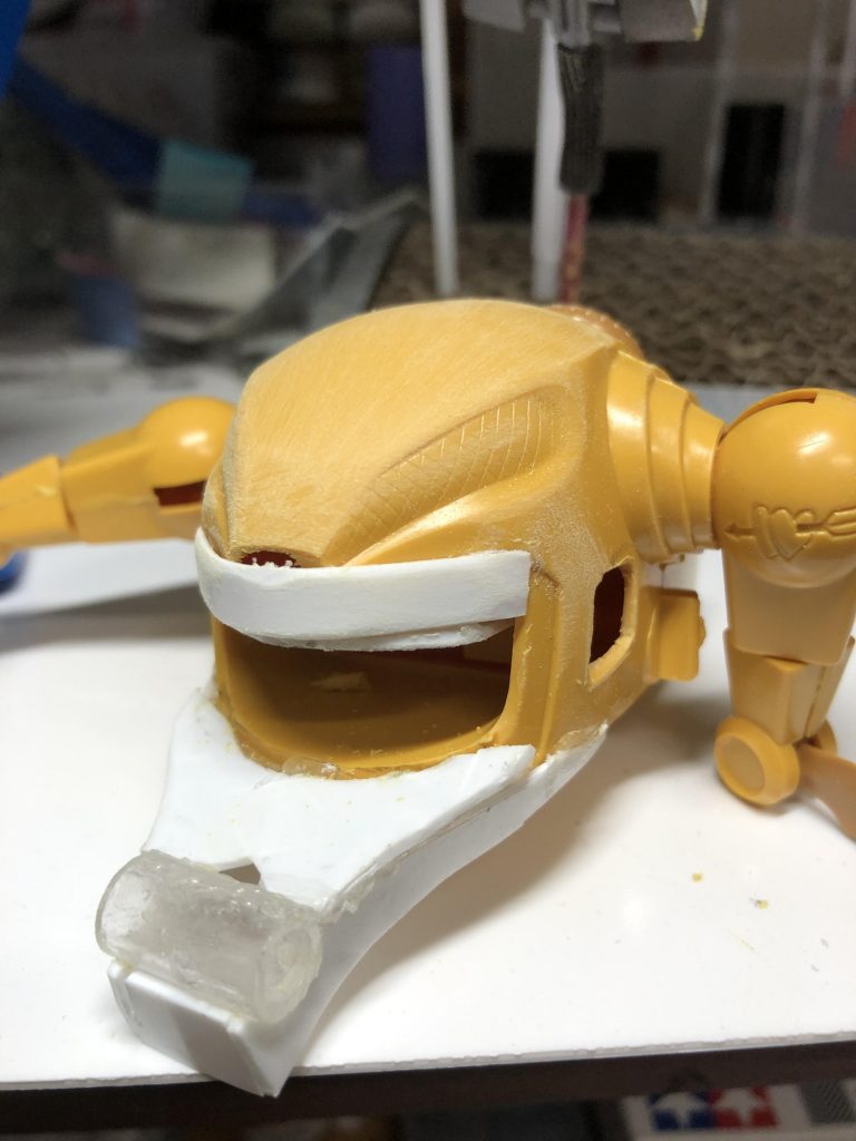 何年も前からザクレロ本体がザクの顔に改造できそうな気がして夜しか眠れなかったので思い切って鼻先をギコギコ切り落としプラ板を張り付けました