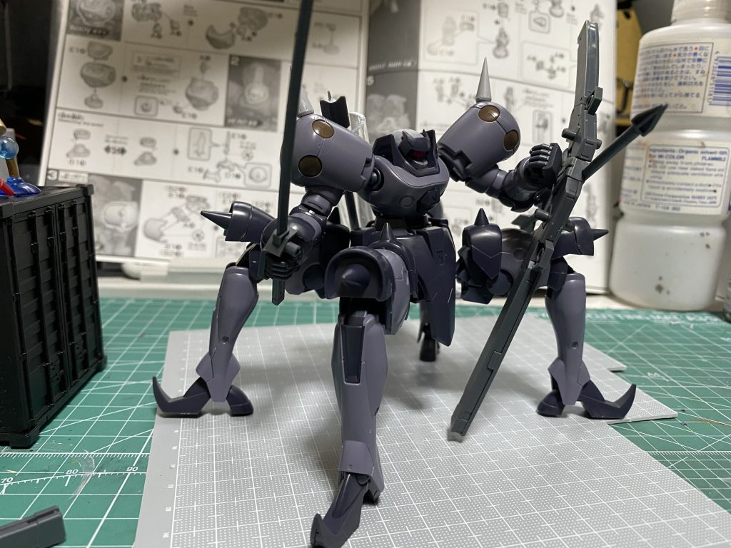 エルドラブルートは一部デスアーミーのパーツを使い、股関節はボールジョイントに変更し、ここまで曲げれるように…👍武器は30MMの物を使用。