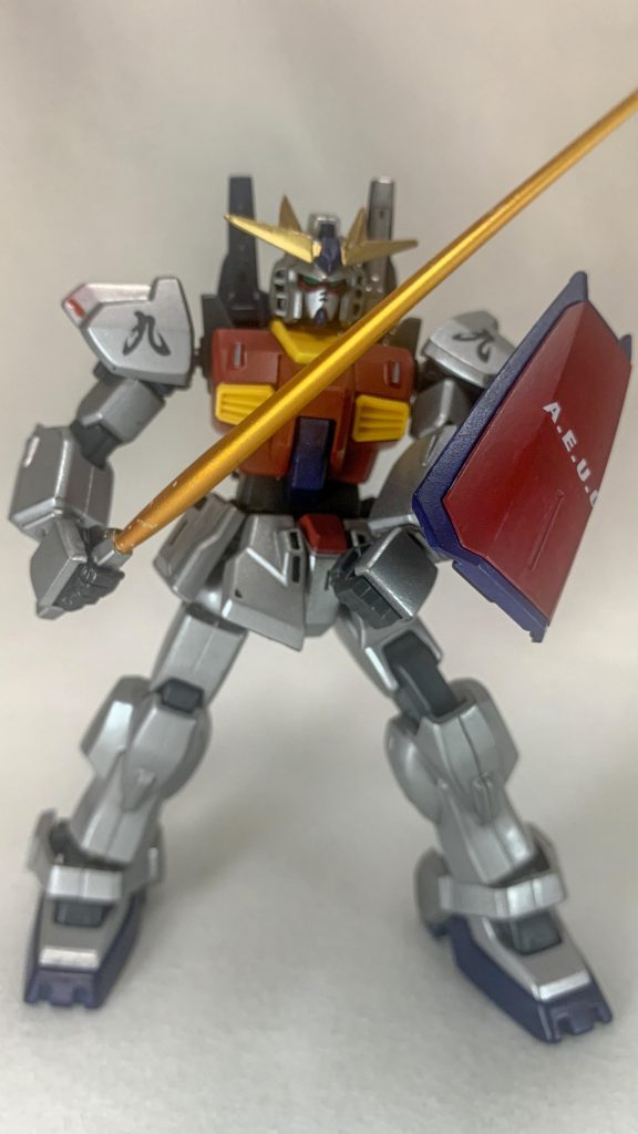 シールドもクワトロ機のため、コンパクト化、半分に切って、逆持ちに。