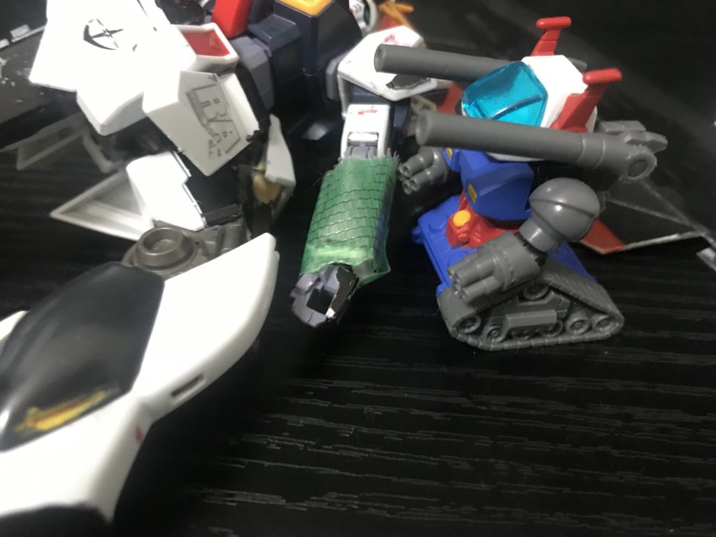 ガンタンク「よーし完成！」νsガンダム「うっ…カテ…」ガンタンク「おきたぁ！やったぁ！生きててよかった」
