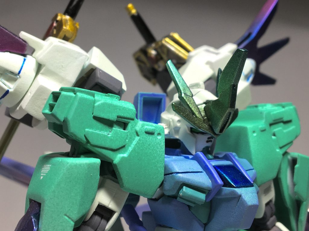 アップ個人的に角と胴体のグラデーションがお気に入りです。顔はダブルオースカイメビウスにGP03のフェイス部分を入れています。角はメビウスのものにネプテイトガンダムの角を加工して合わせています。顎部分も延長しています。