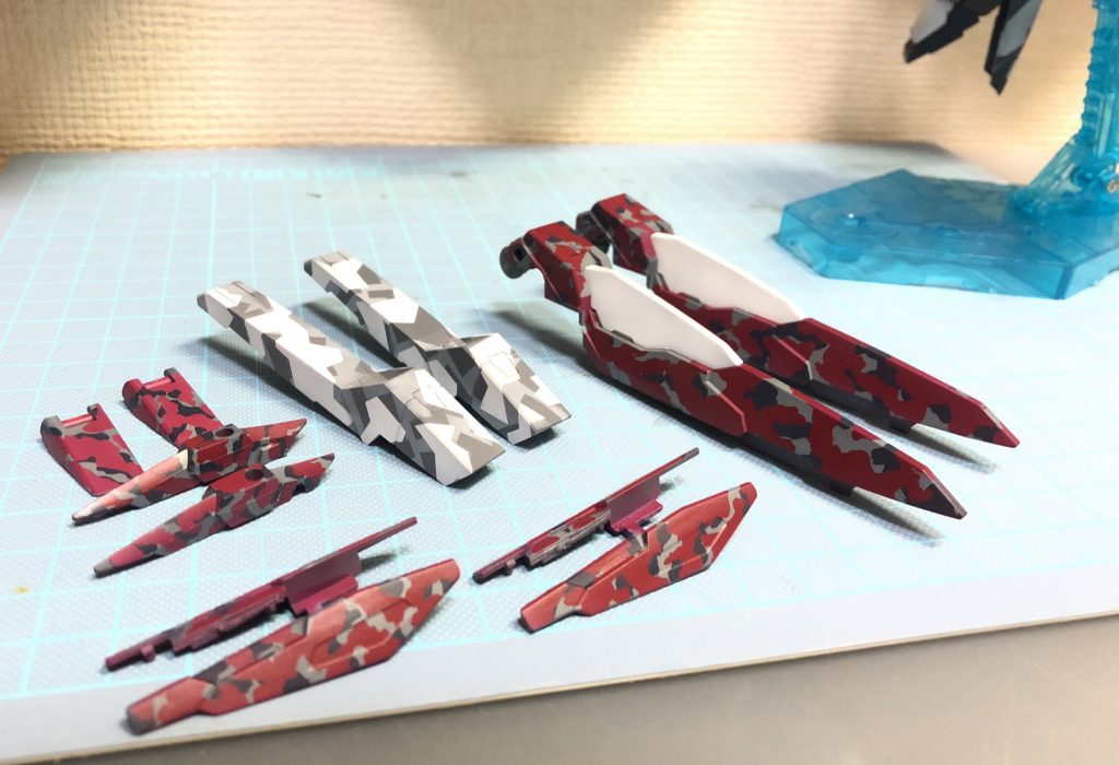 迷彩塗装 白い方は市販のスプリンター用マスキングテープ、赤い方はマスキングゾルを使いました。