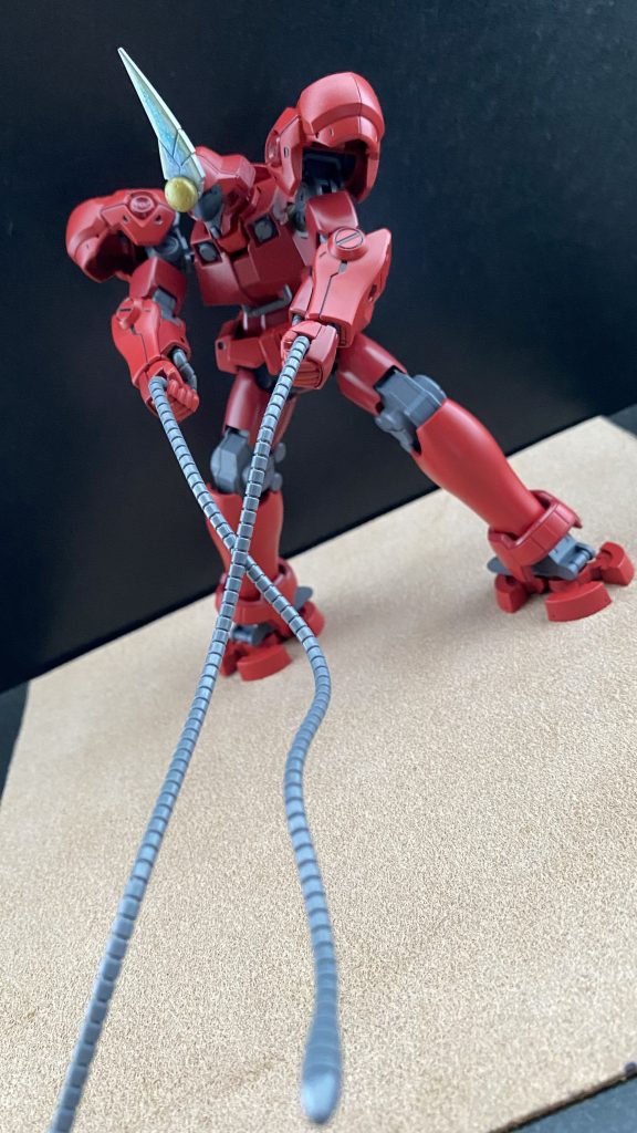 ヒートロッドによる攻撃は、それ自体がトリッキーな攻撃であると同時に、巻き付けたり、鈍器のように殴る、ヒートロッドが故に溶断することもでき、はたまた、盾とまではいかないものの、攻撃を受け止めたりと多用途に運用される。また、このヒートロッドによる攻撃により、敵機に対し様々な状態異常を付加させることも可能である。