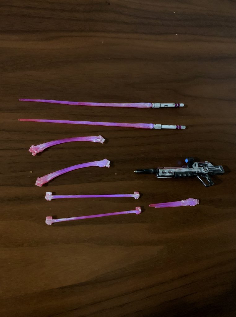 エフェクト類も白系塗料でドライブラシして出力表現してみました。サーベルの柄のラインはラピーテープを細切りにして巻き付け、上からクリアのUVレジンを乗せて別パーツ風に。ライフルは少し寂しい感じだったので、部分塗装とランナー貼り付けで独自にデザイン追加しました。ピンクの蓄光はどうも発光がイマイチですね