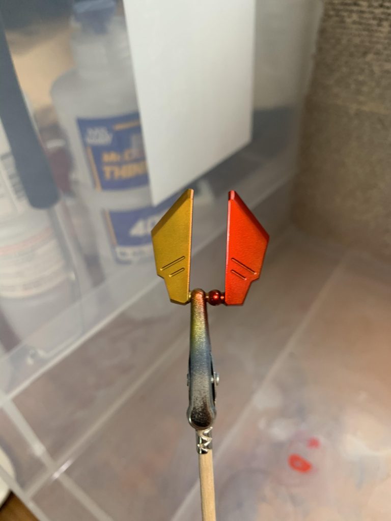 下地をブラック。そしてスターブライトゴールドの上にクリアレッドを吹き付けました。