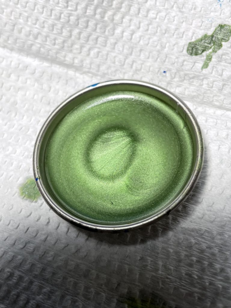 全然的にメタリックやパールを使っているのでスミ入れ塗料もクリアグリーンにシルバーを混ぜた専用のスミ入れ塗料を使いました