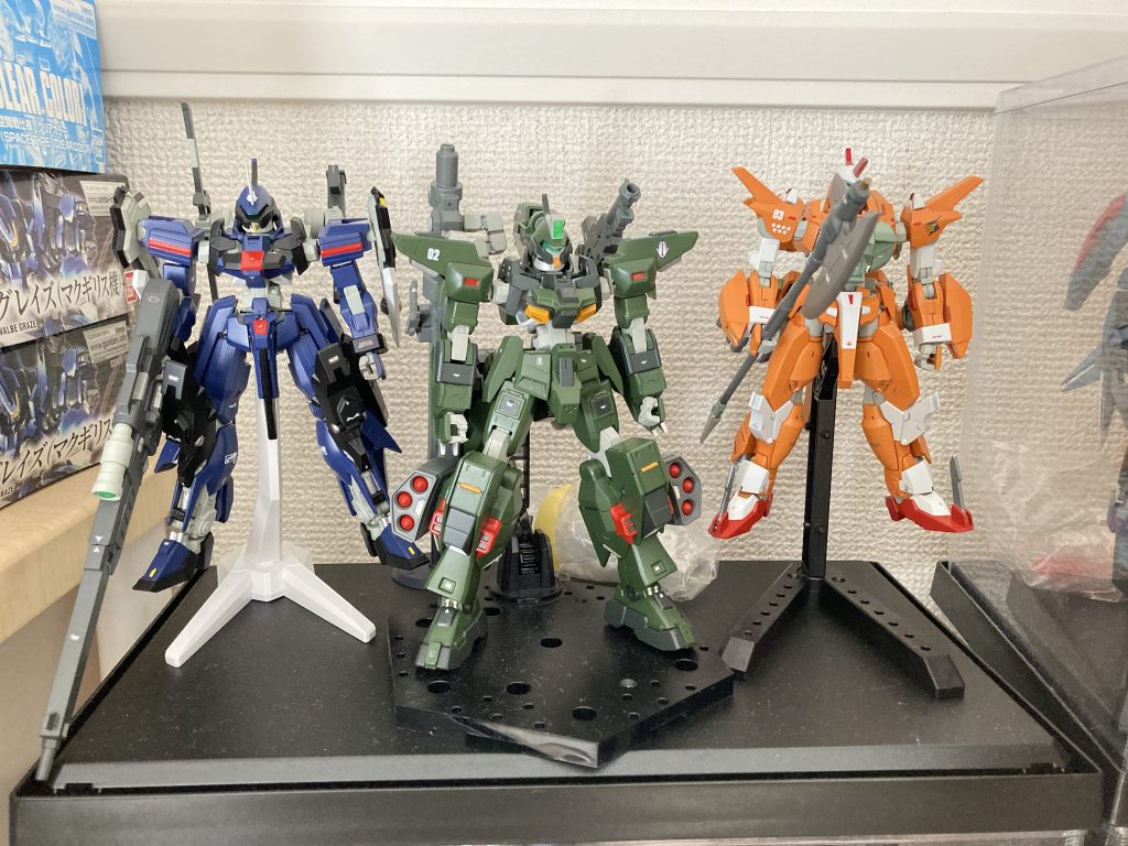 最後に兄弟機と。いつかキチンと写真撮りたい！！高軌道の青、砲撃の緑、近接のオレンジ。このカラー系は思い出があるライガーゼロのカラーを採用しました！