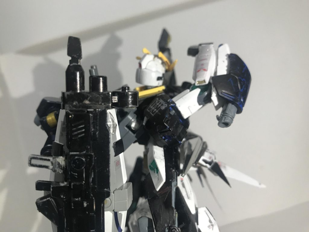 ハンドガン後ろから!右手になんか見えるな〜グレネードかな?
