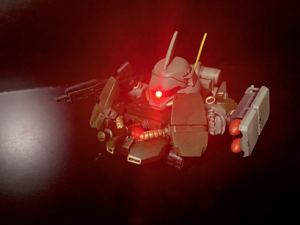 ほんまにまぶしい。笑今回は模型というよりおもちゃに振り切ったので、ほぼベタ塗り最低限塗り分け✨どうせ娘に壁に激突とかさせられるんだ！へっちゃらさ！腕のシュツルムファウストはBB戦士無改造なのでしっかり発射できるぜ！