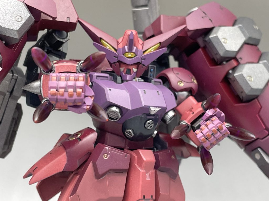 タイタスのビームスパイクをクリアブルーで塗装、紫のビーム刃にしました。折角付いてる機能を持て余すのはもったいないので尖らせる時のヤスリ具合が甘くて白化した部分が残ってますね…まぁ次やる時は次回の頃の私がうまいことやってくれるでしょう余剰エネルギーがマニピュレーターにまわり紫に染まる…というイメージの塗装をした握り拳も用意してみたり。