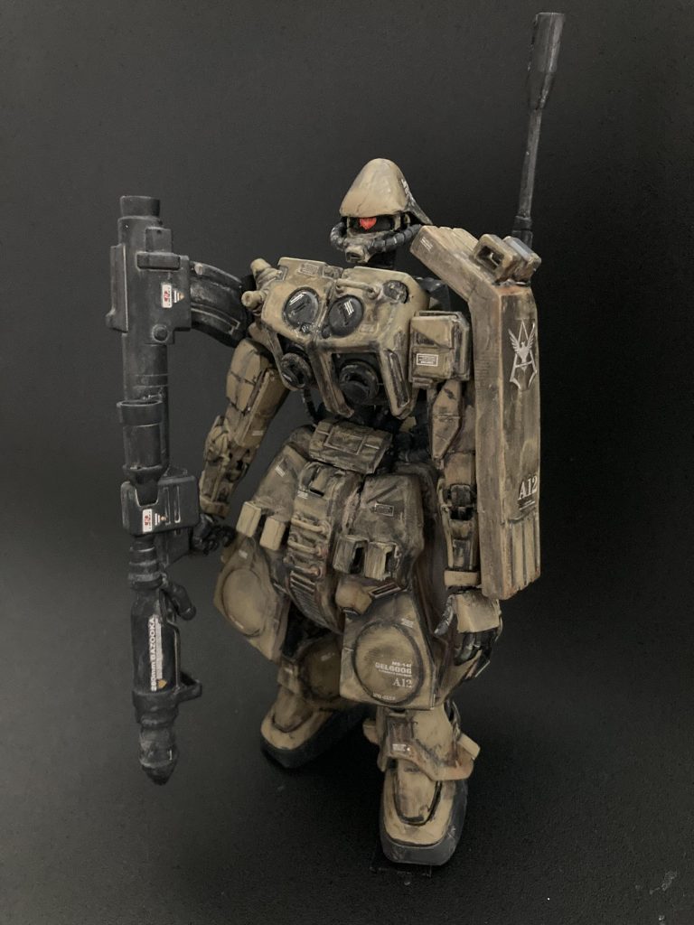 元はインスタでカッコいいイラスト画像をアップされているLagrange_oneさんのザクが斬新なロングスカート機体でデザート仕様に自分が一目惚れし、了解を得て自分脳内設定も加えさせて頂き製作しました。