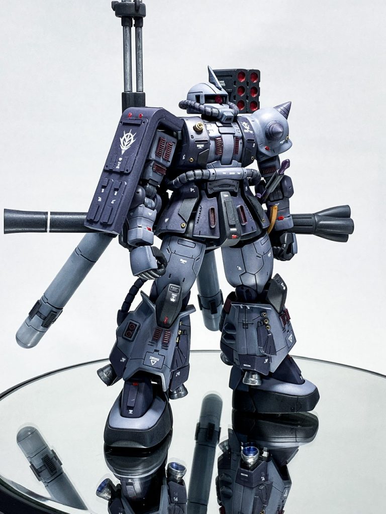 まずは塗装について。自由度の高いザク故に、どんな色にしようかと悩みましたが、結局無難なグレー中心の配色に落ち着きました。メインはガイアのジョイントグレー、濃い色はバイオレットを混ぜて調色。黒はフロストマットブラックです。グラデーション塗装が上手くなりたい…(願望)