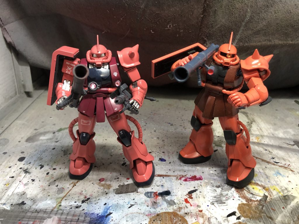 こちらは、おまけで奥様がガンプラ作り始めた頃にエアブラシで初めて塗装したナンバリングの古いHGシャアザクⅡと2ショットです！