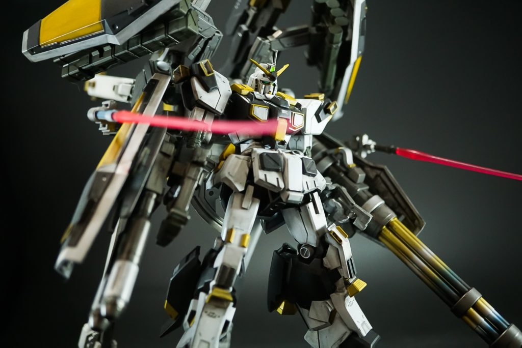 またバックパック左右にサブアームを追加してます上側のプロペラントタンク下部にはビームサーベルラックがあり、そこから取り出してサブアームで取り回しできるようにしてます