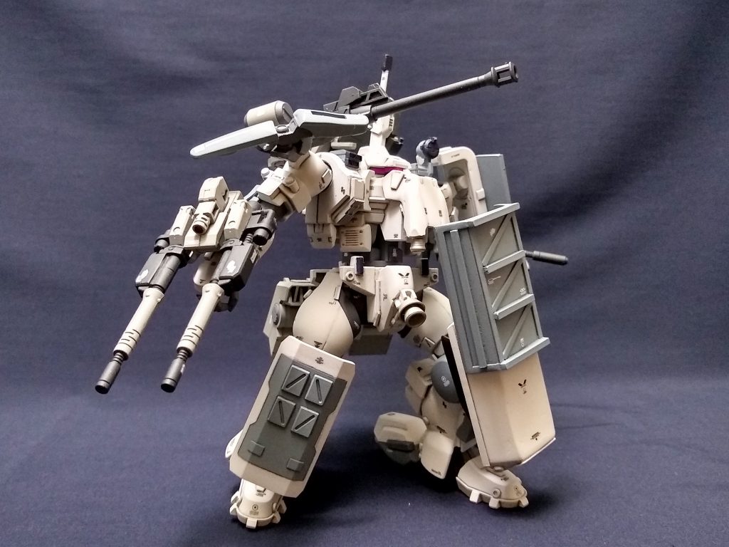 ティエレンの胸部・腰部をつないでるのが小さなポリキャップ1個なので、この子も腰痛持ちです。盛りすぎてパーツが干渉してしまいましたが、作っていて面白かったです。