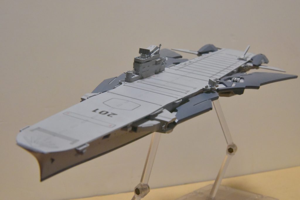 タイホウ級 超大型多用途空母 タイホウ推定500mの宇宙空母。ジオン軍のドロス級や京都駅のホームとほぼ同じ長さ。全長が40cm以上あるのでどの箱にも棚にも入らない…収納場所が無くて困ってる。助けて(´・ω・`)
