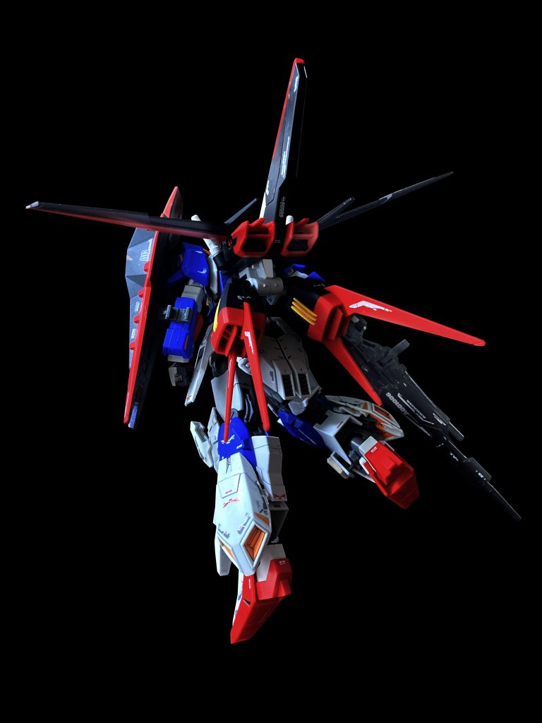 バックパックは見ての通り9割5分エールストライクのフライユニット。時間軸の全く違うMSから持ってきた割に、意外とフィットしました。変形機構を完全オミットしたので、これくらいの装備は必要かなと。