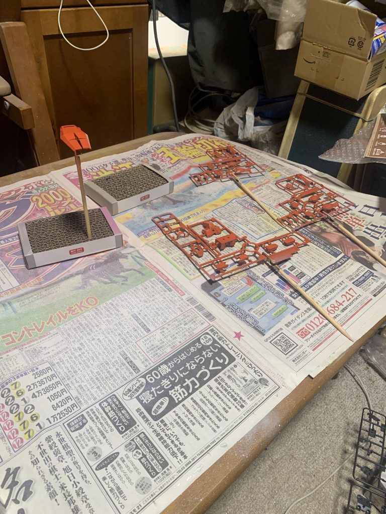 ランナー塗装をしている所作業台が無いので、テーブルに新聞紙です。