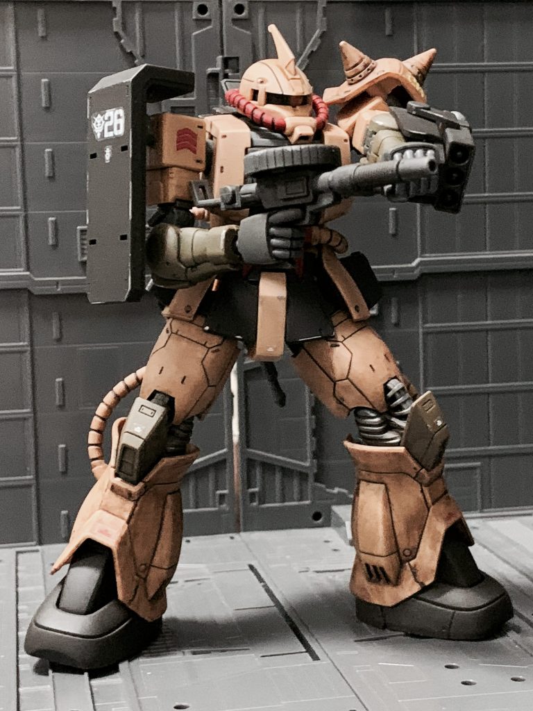 ザクマシンガン。通常のものとは形状が異なり、ストックが可動します。持たせやすくてこちらの方がいいですね。 