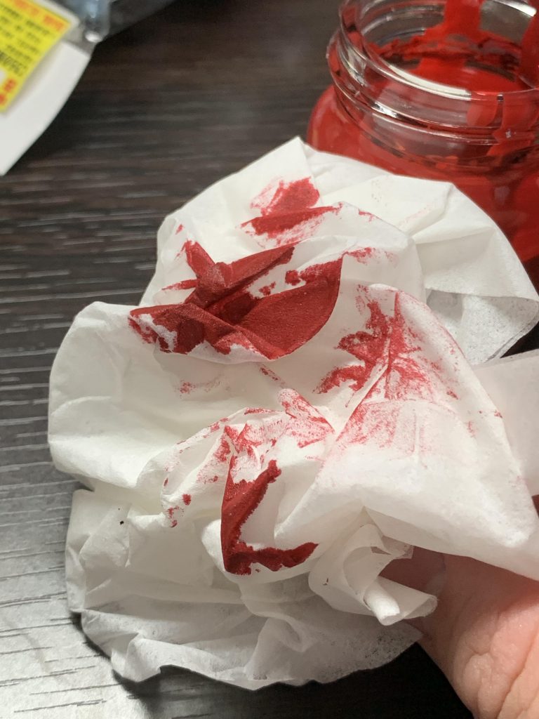 調色はティッシュに色をつけながらリアルな血液になるよう調整しました。仕事柄血液は割とよく見るのでそれっぽい色が出せたと思います。