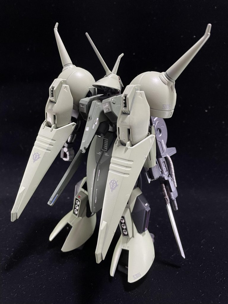 バリアブルシールドが印象的の背中でしたが、そればかりに目がいってしまい逆にバーニア等が少なくは感じました。