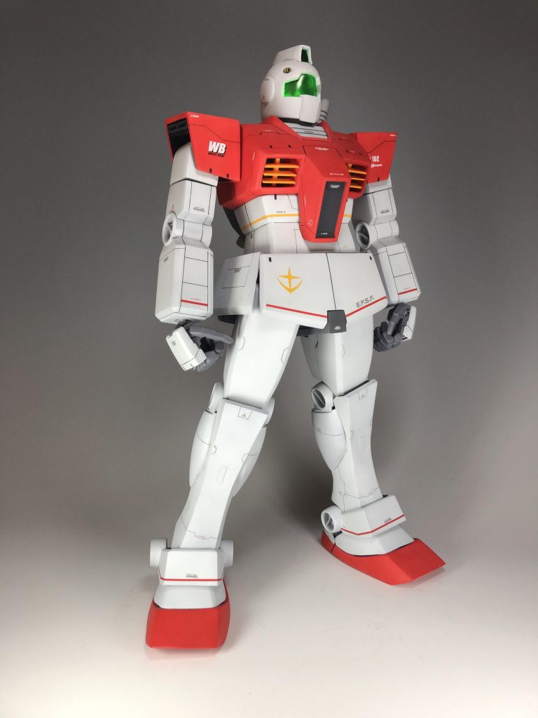 別アングルから。他キットからの流用は、MG νガンダムから足首を、無印1/60エクシアから手首を用いています。それ以外は切った貼ったでカタチを整えました。