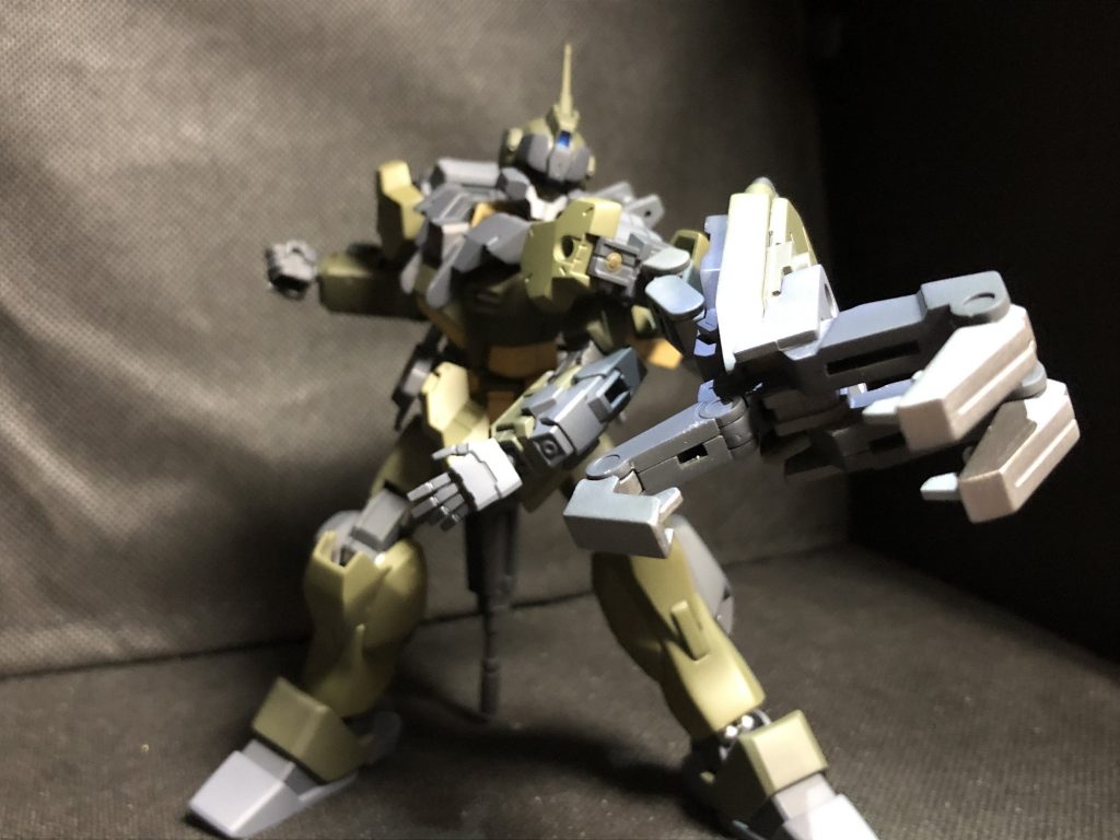 試験的に装備されたデモリッションネイル。シールドとしての用途、そして腕部以外で掴む動作ができるようになり、宇宙空間で精密射撃をする際建物に張り付きながらの射撃も可能となった。