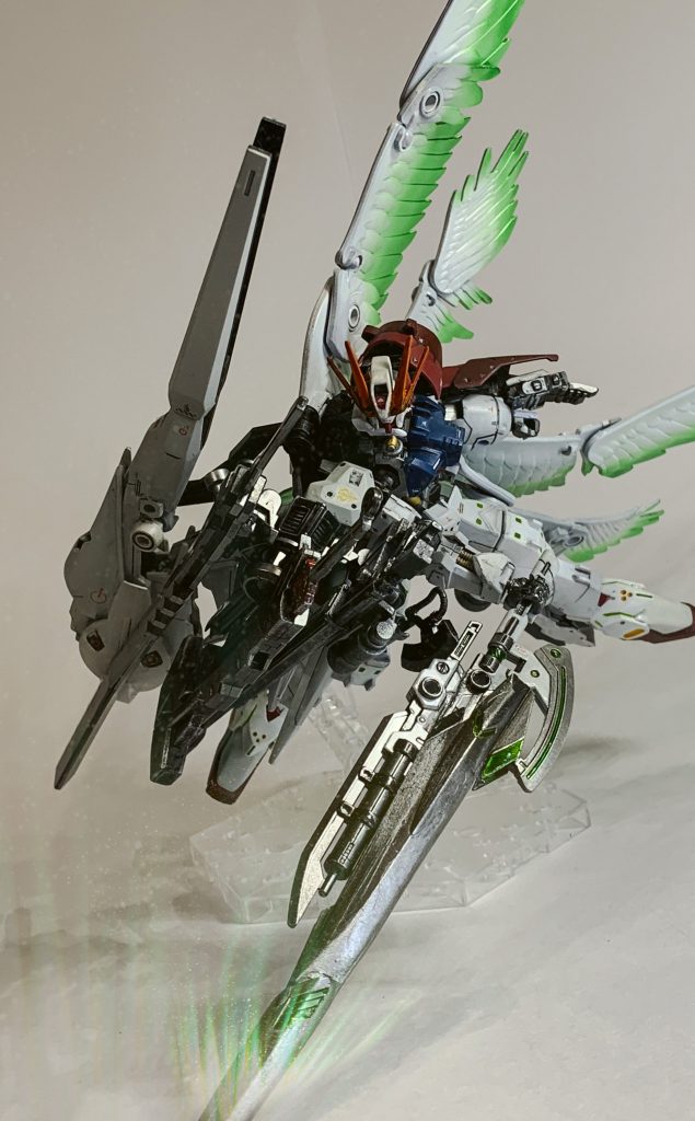 肩に装着した武器類を使用します。ただ翼があるので近接での戦闘は苦手です。ヒットアンドアウェイの方が良さそうです。ちなみにこの翼には飛行能力はありません。