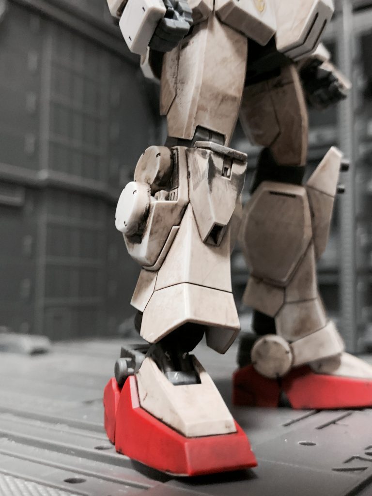 膝のパーツを切り落として、ジャンクパーツで蓋をしてます。足首はアンクルガードを外し、丸いパーツをビームサーベルボックスへと接着しています。