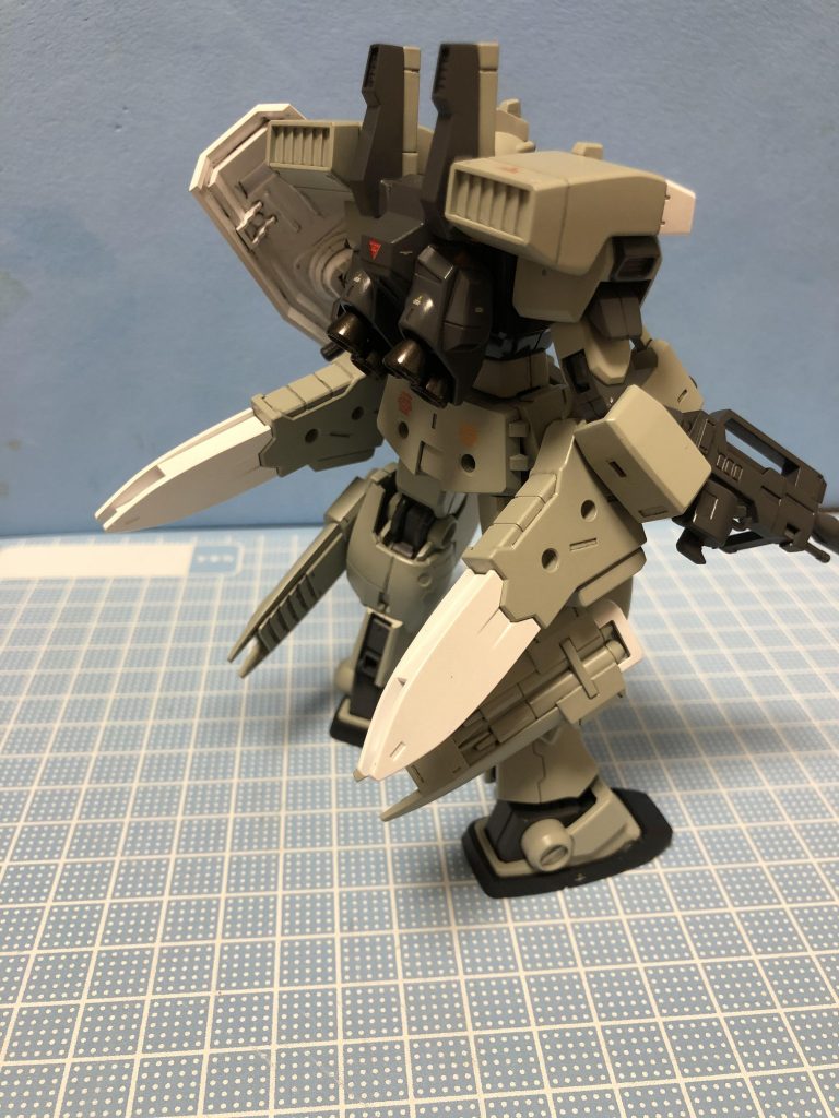 全武装状態の背面です。意外とボリュームがあります。