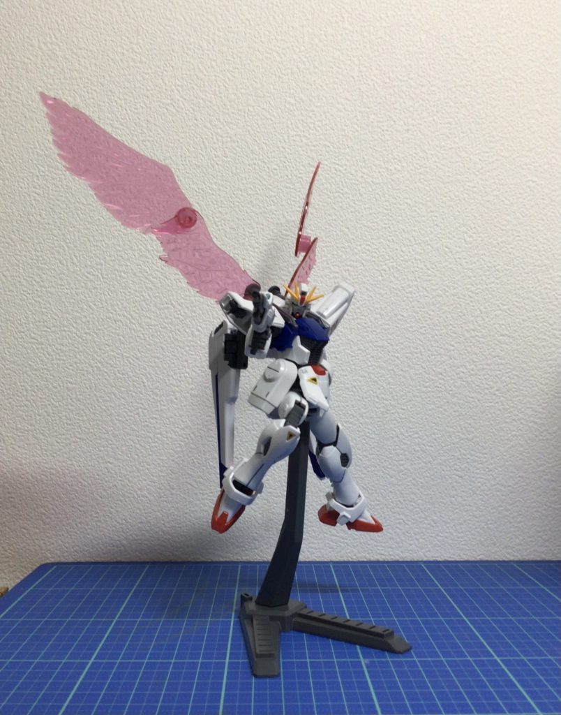 ビームライフルは、F91のものと同じであるが、グリップがオミットされているため、さらに取り回しやすくなっている。