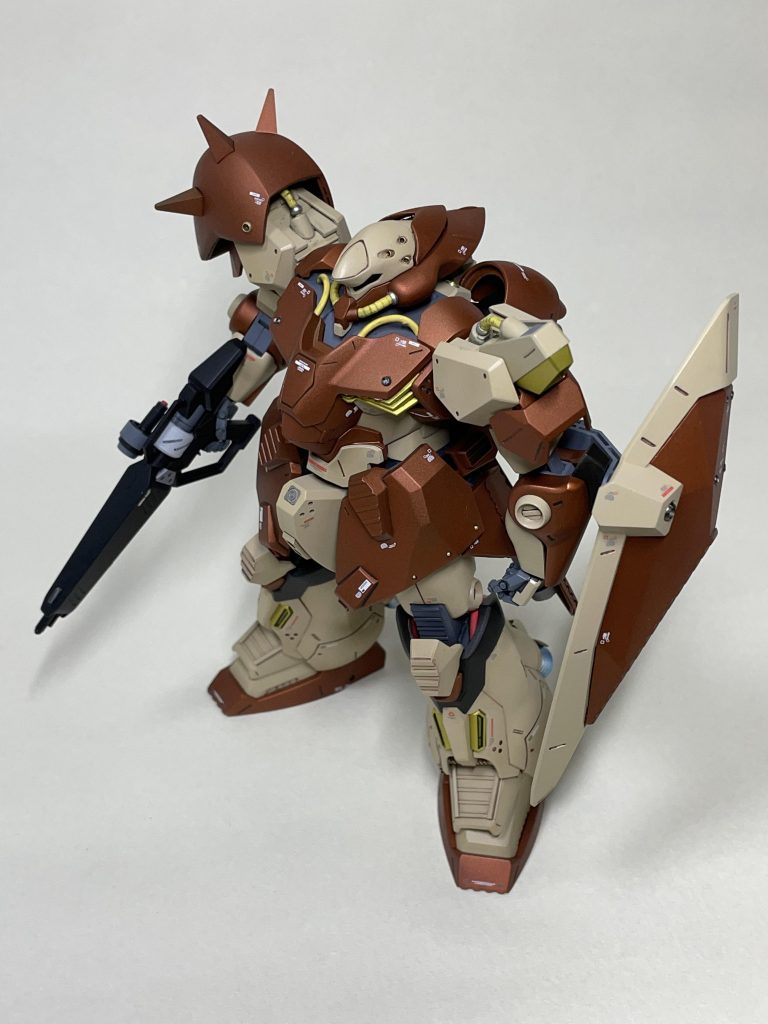 色々いじくり回しております。設定色無視してガイアカラーのヘキサデザートイエロー、ヴィクトリーブラウンゴールドで塗装しました。