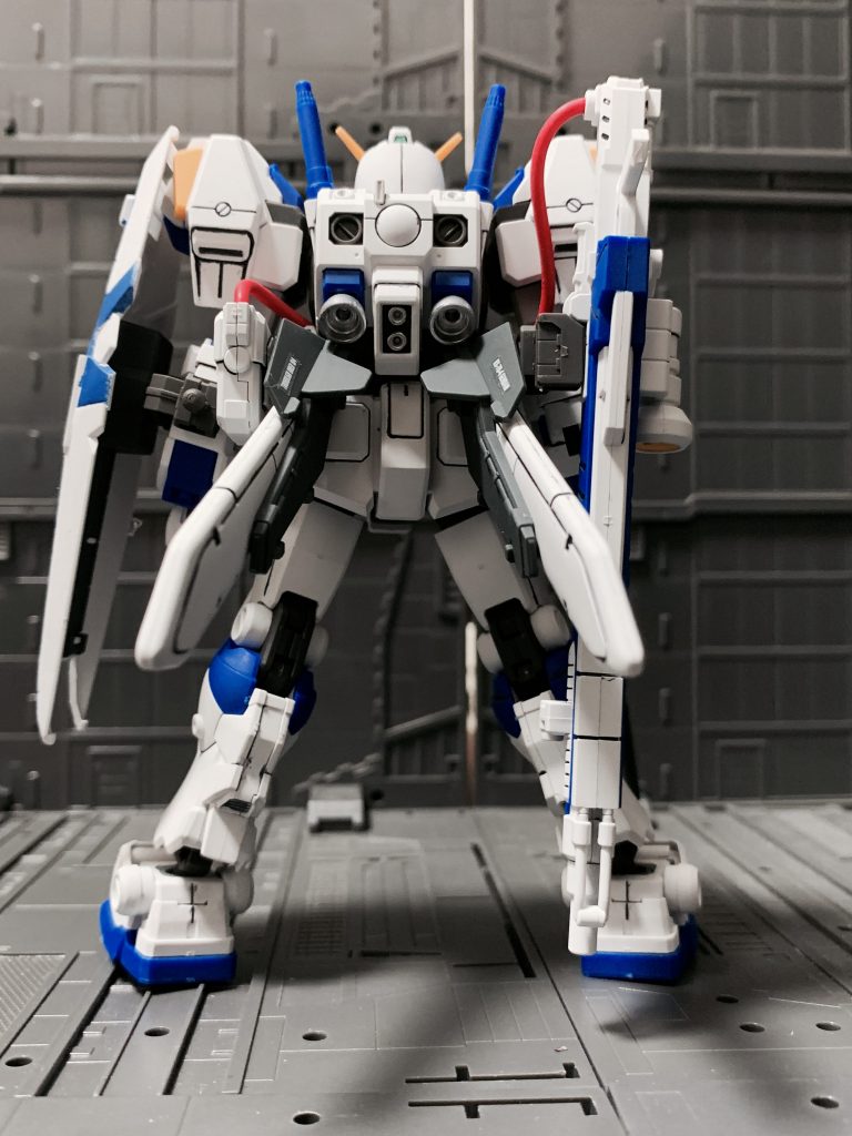 バックショット。追加装備がかっこいいです。バーニアノズルをシルバー塗装しています。