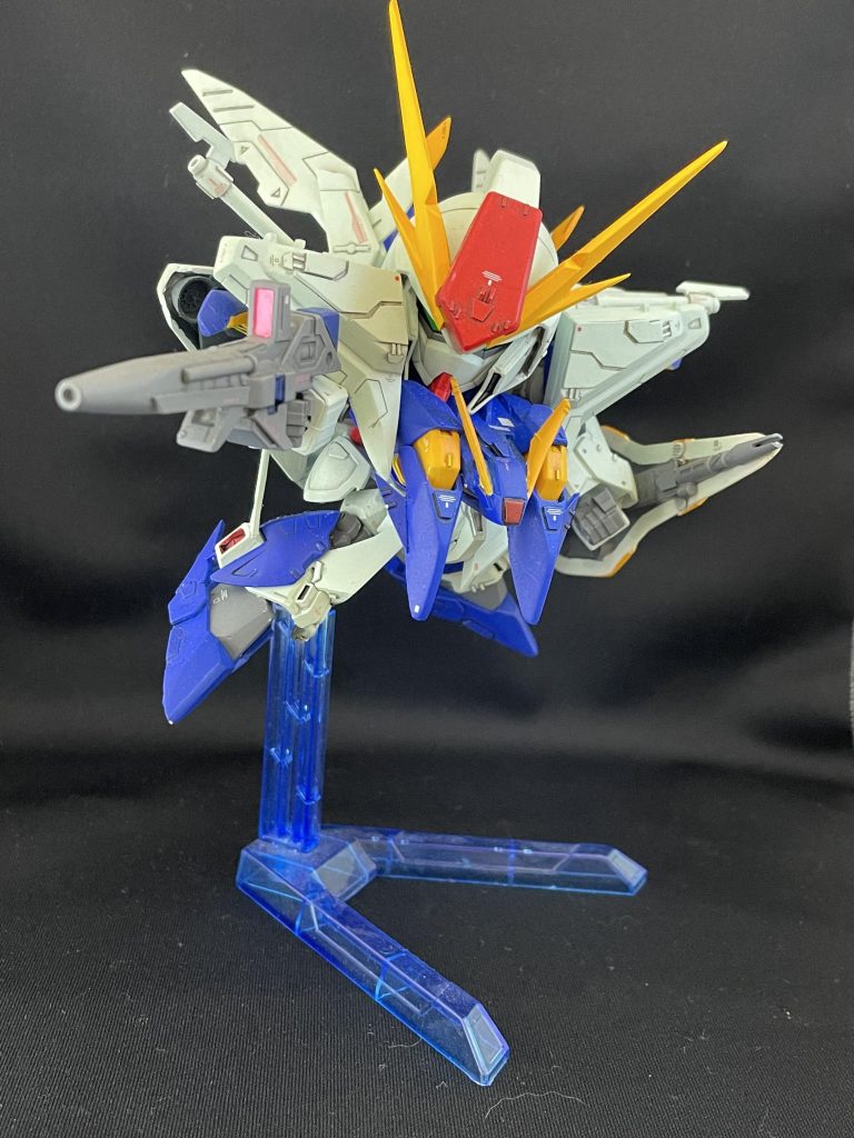 シールドはキットのままだとこの頭身に合わないように思えたのでスクラッチしました。ビームライフルは延長+適当にパーツを貼り合わせ、ビームサーベルはマウント部と一緒にセミスクラッチしています。