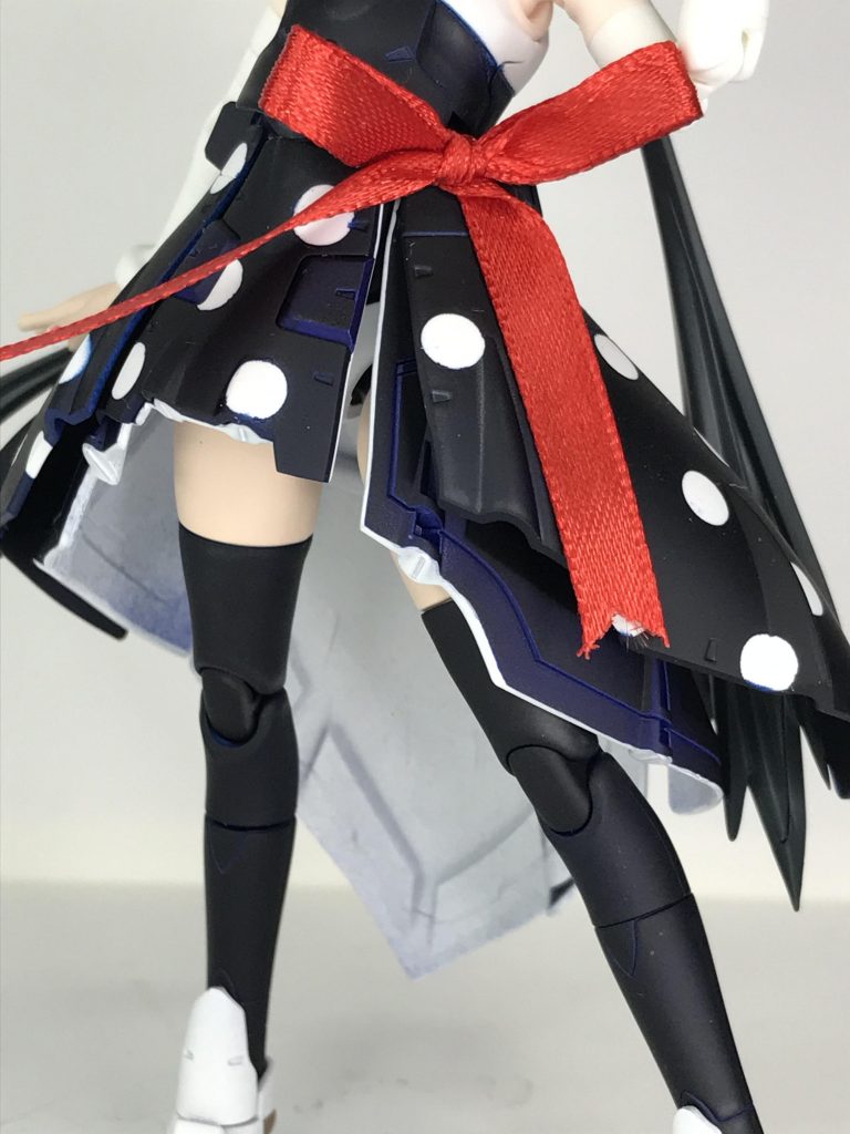 スカート裏地の内側は白(サフ)、裏地の外側はディープメタリックブルーで塗り分けてあります。最後に腰に赤いリボンを巻きました。