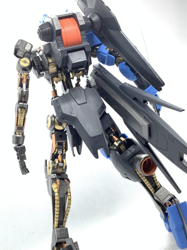 特に後ろ姿がお気に入りガンメタルにゴールドリーフとコッパーがよく映え、メッキシルバーがいいアクセントになってるかなと