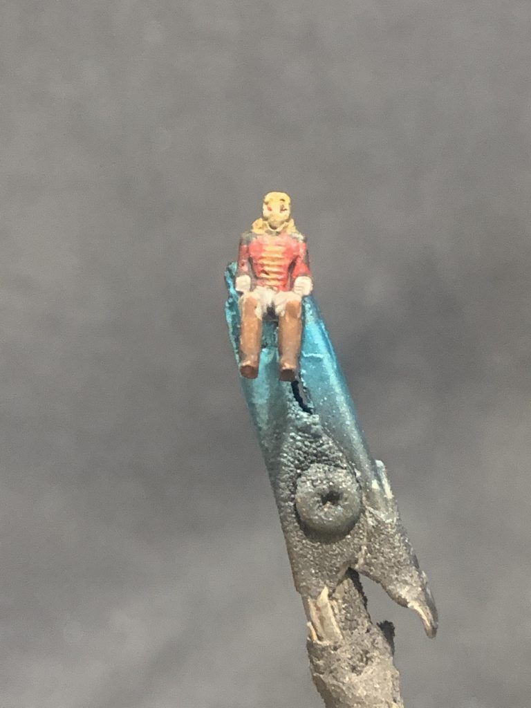 搭乗させてしまうと見えませんがフルフロンタル大佐も塗装してあります。猫の手が汚いのはご愛嬌です…