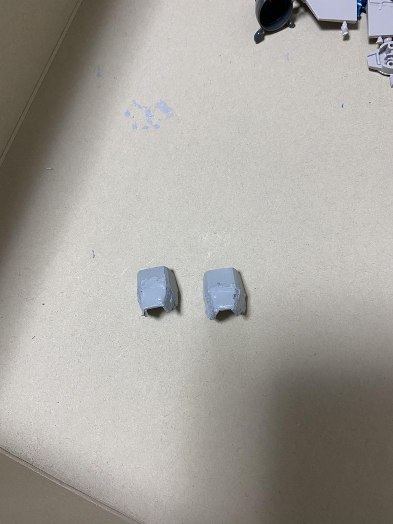 足先は段差が気になったのでパテで埋めています。ここが結構荒くなってしまったので大反省。